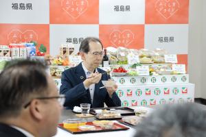 試食する知事