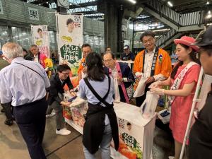 東京都中央卸売市場における県産夏秋青果物トップセールス写真３