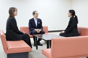 国際交流員（カナダ）及び経済交流員（ドイツ）に対する国際交流親善大使認証書交付式写真1