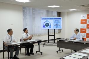 知事が男性職員及びその上司と意見交換する様子