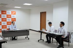 知事が男性職員と意見交換する様子