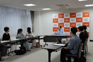 意見交換する様子