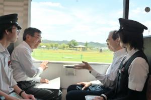 阿武隈急行線に乗車する知事ら