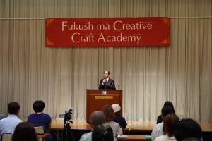 あいさつをする知事