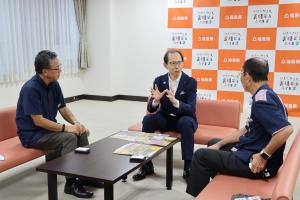 表敬を受ける知事