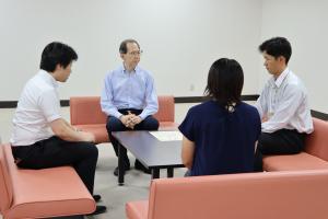 安齋選手と話す知事