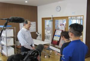 指導者から説明を受ける知事