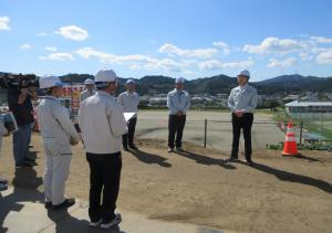 復旧工事の現場で説明を受ける知事