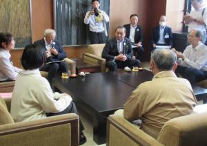 棚倉城築城400年記念菓子の説明を受ける知事