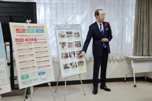 赤い羽根募金の使途を説明する知事