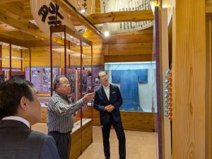 檜枝岐歌舞伎伝承館で説明を受ける知事