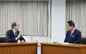 牧野大臣と話す知事