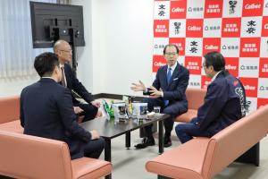 カルビー株式会社、末廣酒造株式会社、福島県酒造組合の皆さまと話す知事