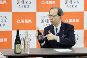 日本酒について話を聞く知事