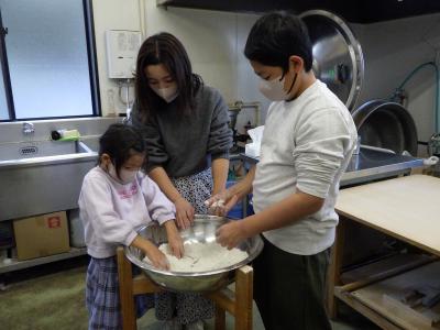 そば打ちこねる