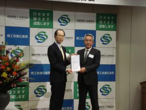 要望書を持つ知事と商工会代表者