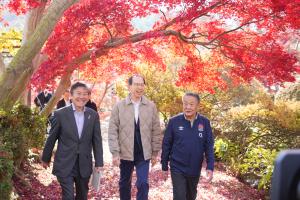 紅葉を鑑賞しながら歩く知事たち