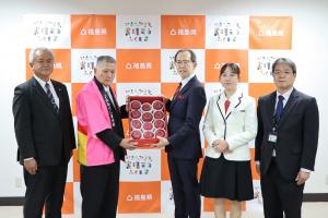 知事とJAふくしま未来関係者が並び、ふじが入った箱を持っている