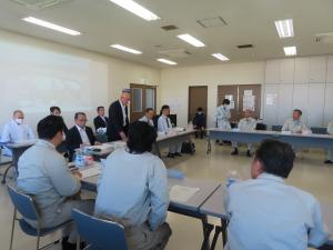 現地調査をする農林水産委員会の写真