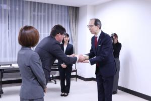 献穀田で収穫されたお米の贈呈を受ける知事