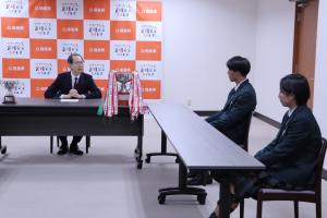 選手らと話す知事