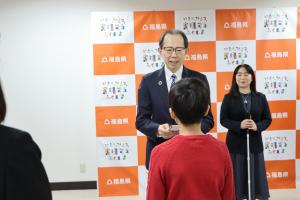 県立視覚支援学校の生徒へ贈呈する知事