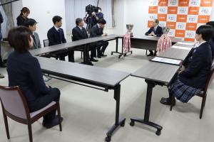 関係者の皆さまと話す知事