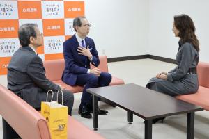 吉武氏らと話す知事