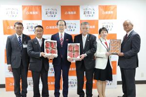 ＪＡふくしま未来及びＪＡ東西しらかわによるいちごの贈呈並びにＪＡふくしま未来によるあんぽ柿の贈呈写真1