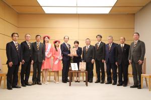 内閣総理大臣への「あんぽ柿」贈呈写真２