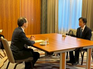 大使と話す知事