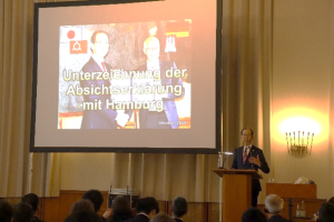 本県の取り組みを紹介する知事