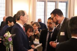 参加者と懇談する知事２