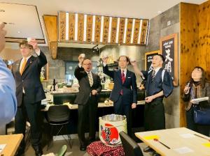 乾杯を行う知事