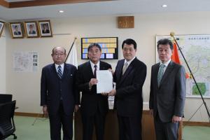 政務活動費検討会による正副議長報告の写真