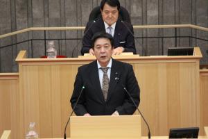 農林水産委員長報告（山内長副委員長）の写真