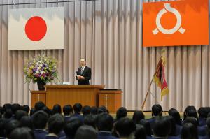 祝辞を述べる知事