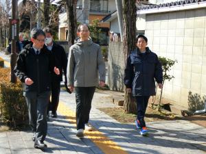 馬場市長など関係者の皆さんとふくしまアートウォーキングを楽しむ知事