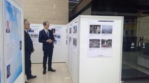 点字を見る知事