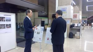 点字を見る知事２