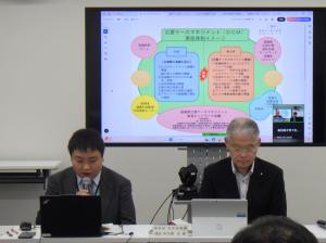 災害ケースマネジメントの実施体制イメージを説明する職員