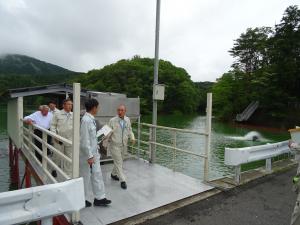 株式会社熊田水産の視察を行う農林水産委員会の様子