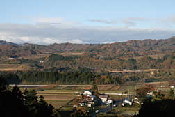 鐘撞堂峠より束松峠を望む