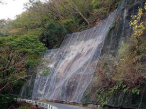 施工後　ネットを張り山から石や木が落ちてくるのを防ぎます。