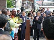 野口英世記念館前で出迎えられた受賞者