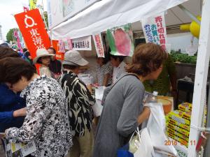 県人会まつり2016桃販売