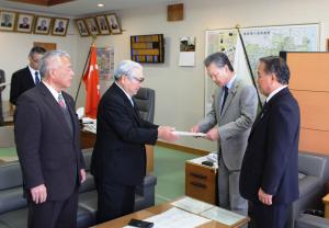 議員定数等検討委員会による議長への要請