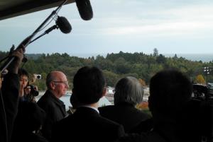 グラウンドを視察するボビー・チャールトンさん