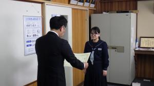 表彰状伝達の様子